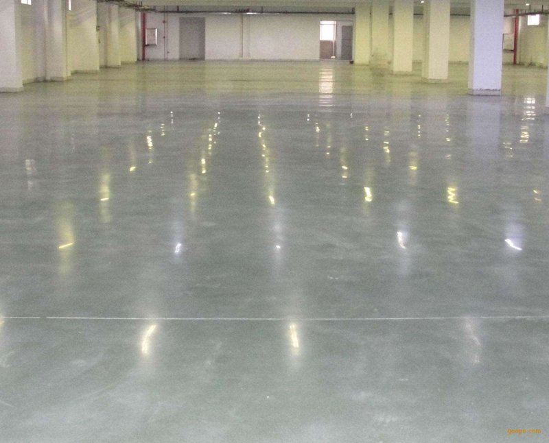 环氧地坪与耐磨地坪：施工方案对比解析